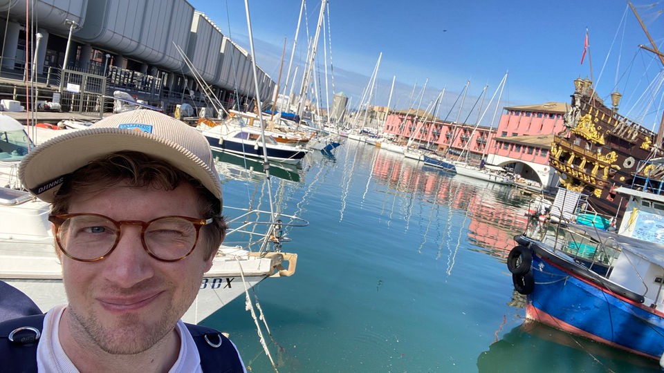 Selfie von Robert vor Jachthafen.