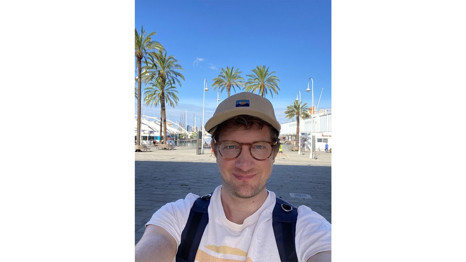 Selfie von Robert, im Hintergrund blauer Himmel und Palmen.
