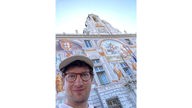 Selfie von Robert vor altem Gebäude.