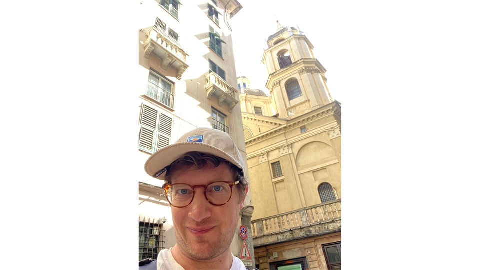 Selfie von Robert vor alten Gebäuden.