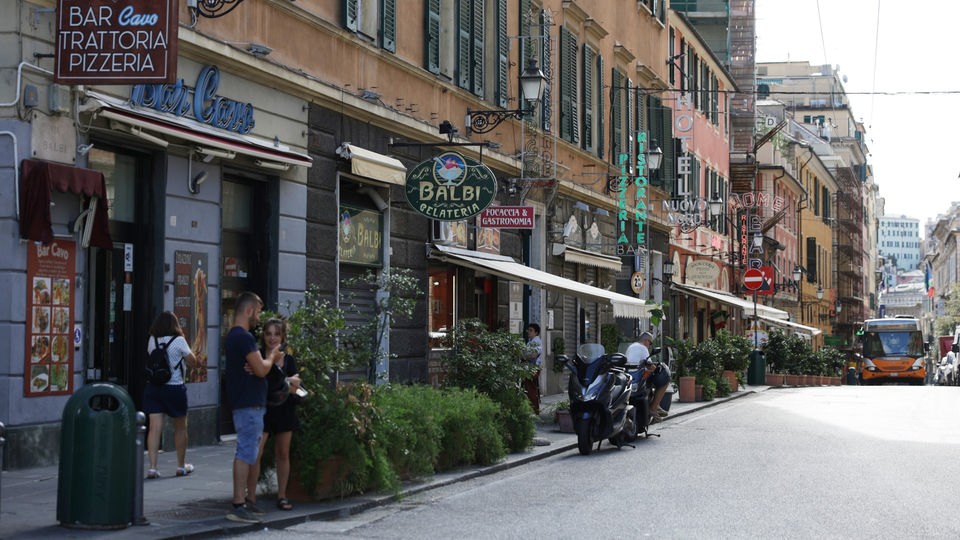 Straße in Genua mit Restaurants.