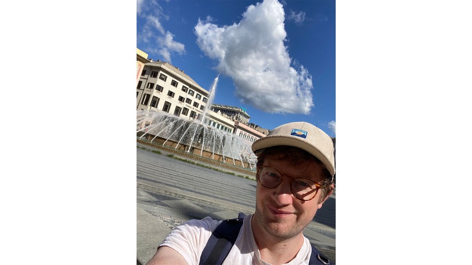 Robert macht ein Selfie vor einem Brunnen in Genua.