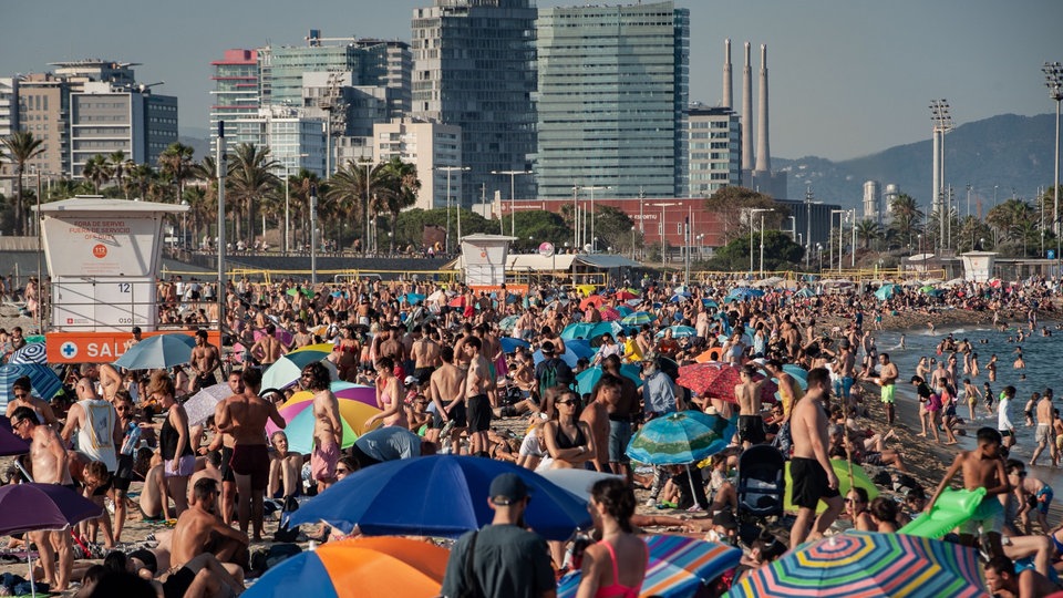 Überfüllter Stadtstrand in Barcelona.