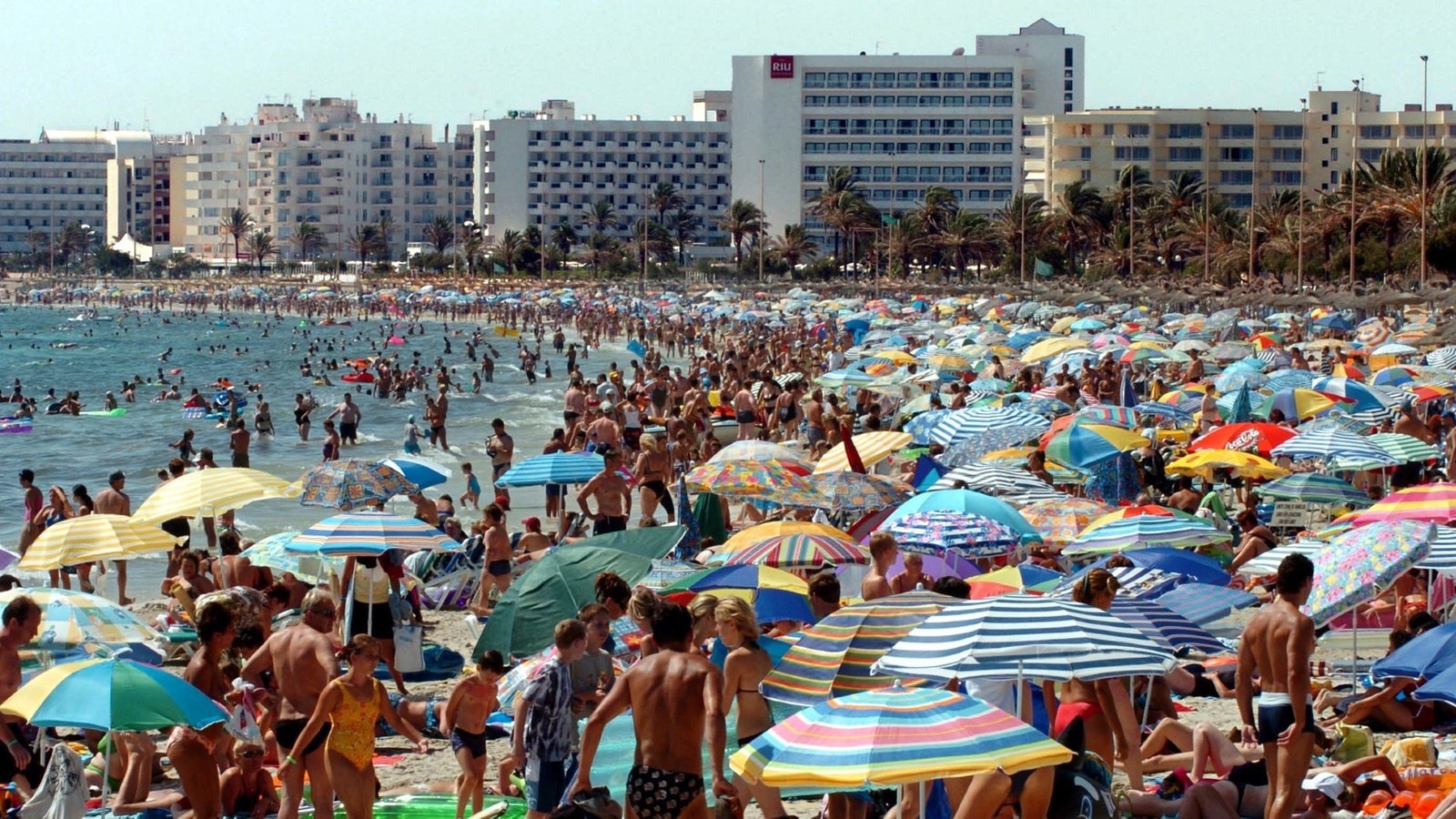 Überfüllter Strand auf Mallorca.