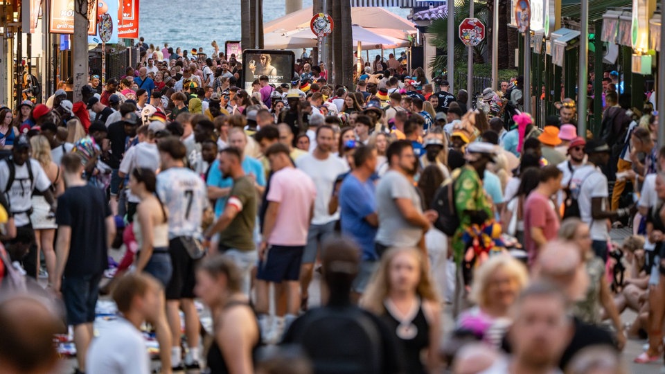 Mit Touristen überfüllte Straße auf Mallorca.