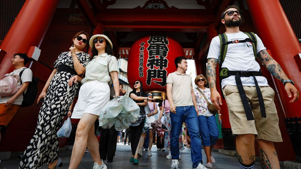 Touristen im Sensoji Tempel in Tokyo.