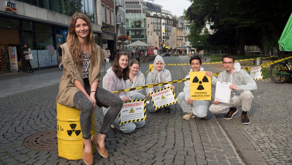 Jana mit Jugendlichen, die gegen Atomkraft protestieren.