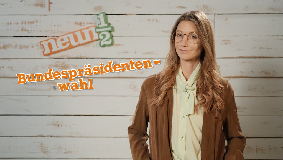 Jana mit großer Brille steht neben Schriftzug 'Bundespräsidentenwahl'.