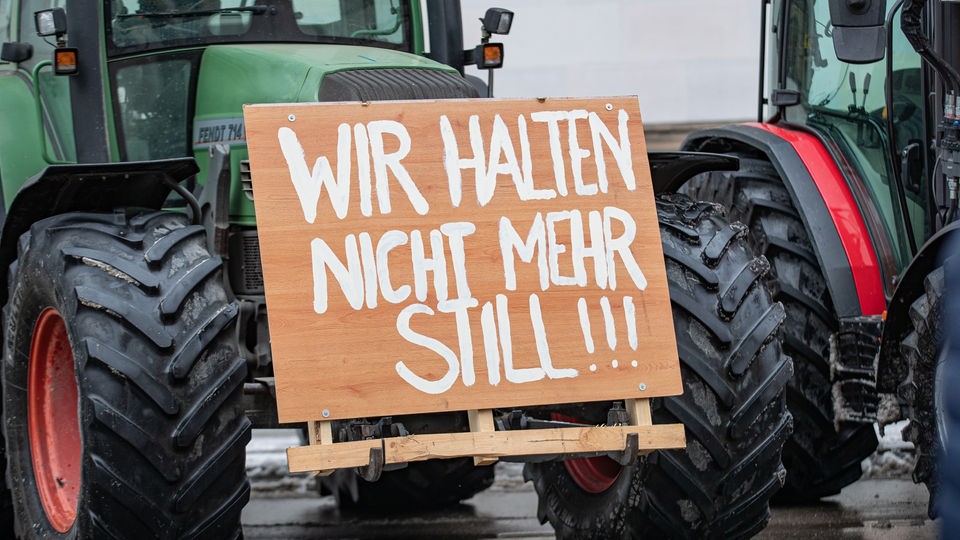 Protestschild mit Aufschrift 'Wir halten nicht mehr still!!!' an Traktor.