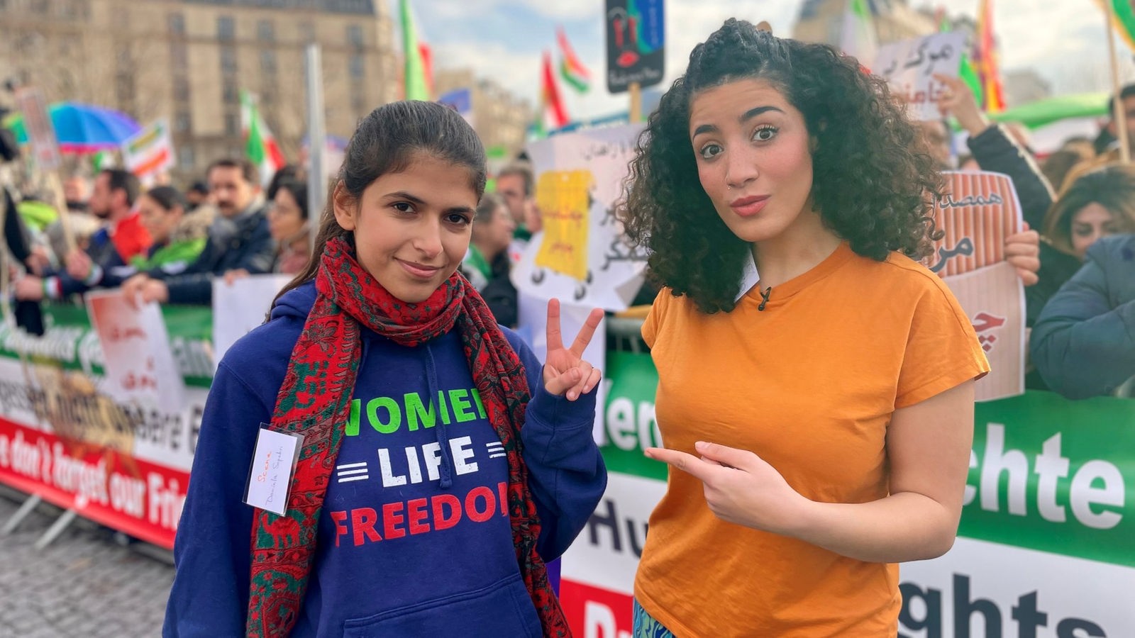 Reporterin Tessniem steht neben Daniela Sepheri auf einer Demonstration in Paris.