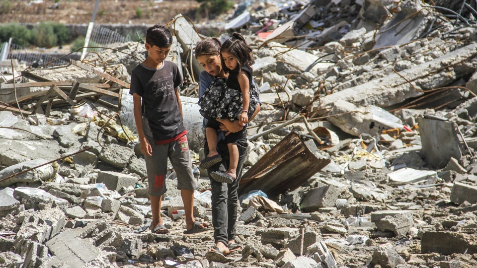 Palästinensiche Kinder laufen in Gaza-Stadt über Gebäudetrümmer. 