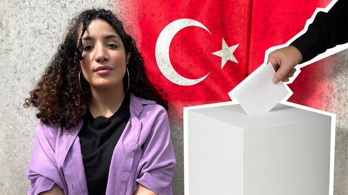Neben Reporterin Tessniem, die vor einer grauen Betonwand sitzt, sind eine türkische Flagge und eine Wahlurne eingeblendet.
