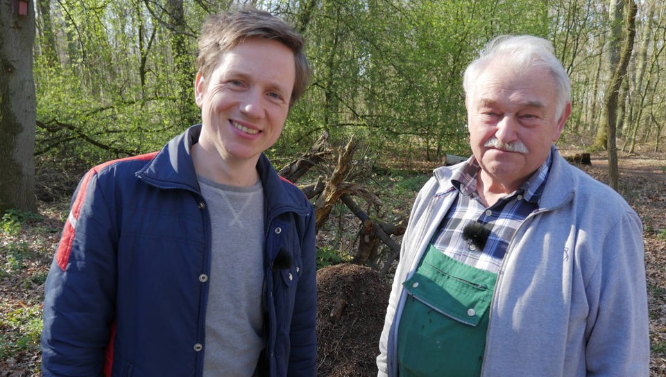 Johannes und Ameisenschützer Heinz van den Brock vor erfolgreich umgesiedeltem Ameisenhaufen.