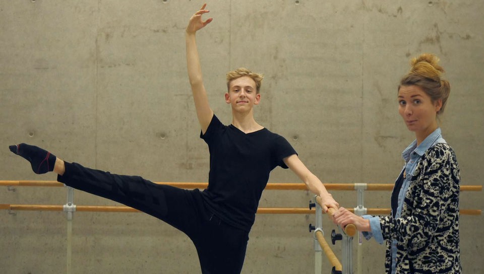 Niklas in Ballett-Position an Ballett-Stange.