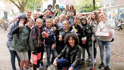 Siham mit einer Schülergruppe in Aachen. 