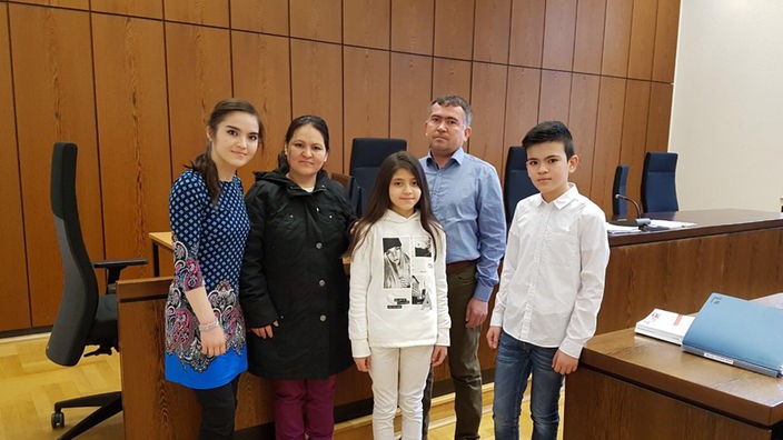 Mahdi und seine Familie im Gerichtssaal.