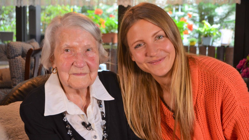 Jana besucht Frau Kirchner, die dieses Jahr ihren 100sten Geburtstag gefeiert hat.