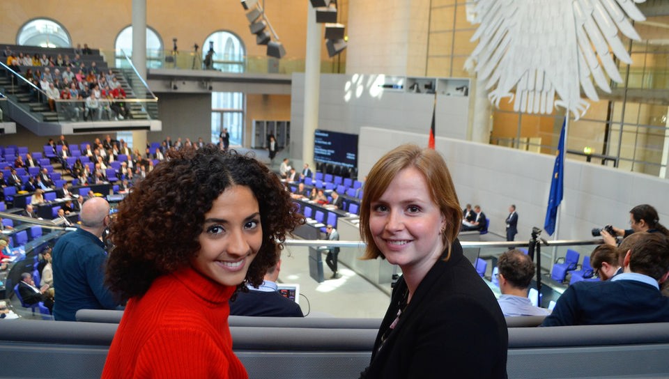 Siham und Gyde Jensen sitzen auf den Besucherrängen im Bundestag.