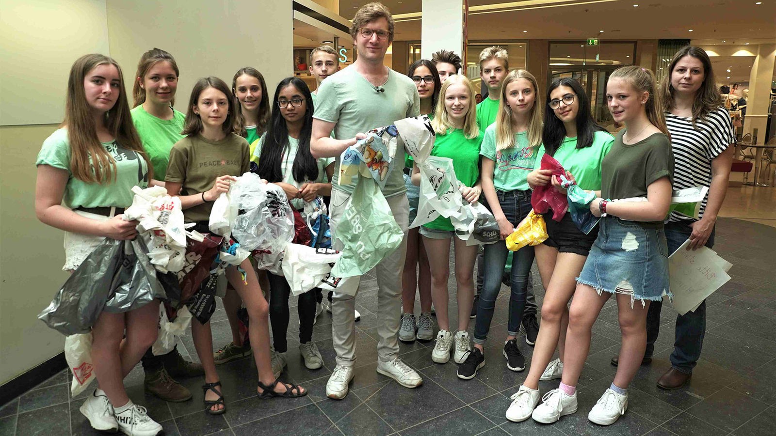 Robert gemeinsam mit den Schülerinnen und Schülern des Gymnasium Rahlstedt in Hamburg bei einer Aktion für den Wettbewerb Energiesparmeister.