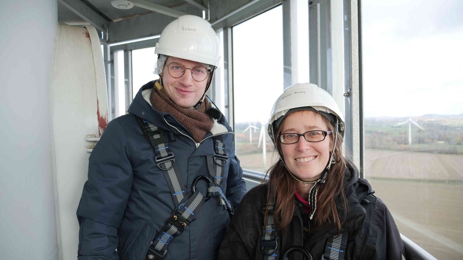 Robert und Elanor Kluttig auf dem Aussichtsplattform der Windkraftanlage „Windfang“. 