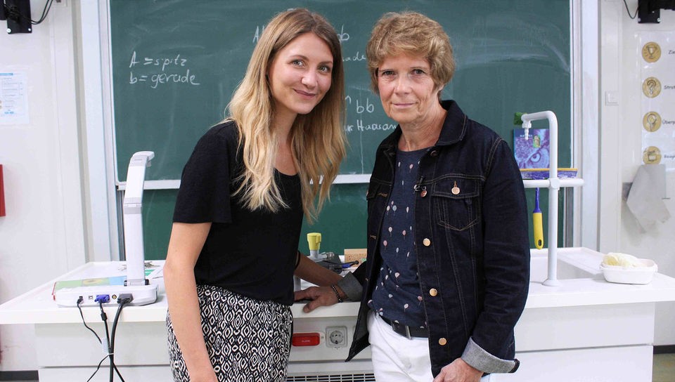 Jana und die Lehrerin Cornelia Wilfert stehen im Chemie-Raum. Frau Wilfert wurde als eine der besten Lehrerinnen Deutschlands ausgezeichnet.