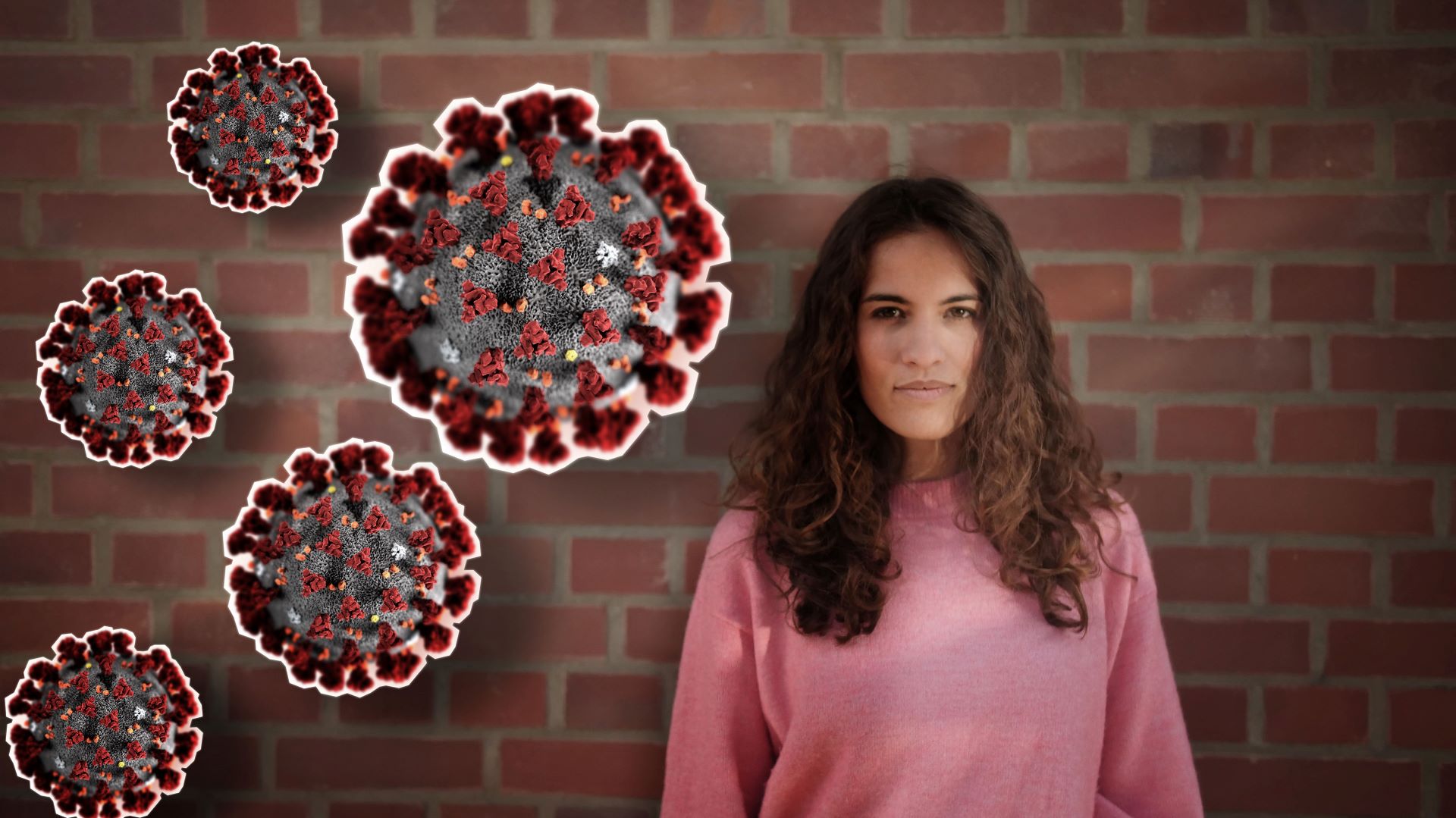 Reporterin Mona steht vor einer roten Mauerwand, neben ihr die grafische Darstellung des neuen Coronavirus 2019-nCoV