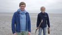 Robert und Wattökologe Dr. Gregor Scheiffarth mit Wattforke und Sieb im Wattenmeer bei Ebbe.