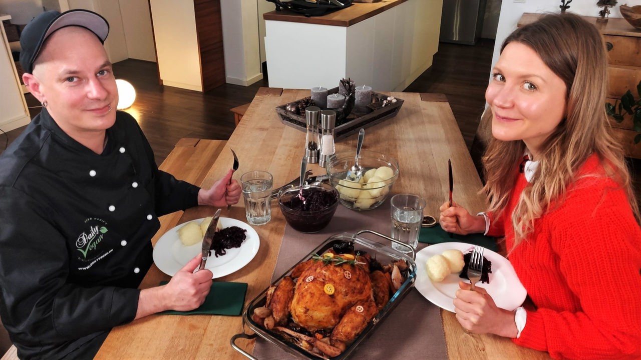 Jana und veganer Koch Sean Moxie freuen sich über ihre fleischlose Weihnachtsgans.