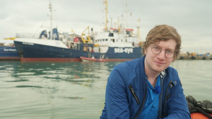 Robert steht vor der „Alan Kurdi“, dem Rettungsschiff der Hilfsorganisation Sea-Eye 