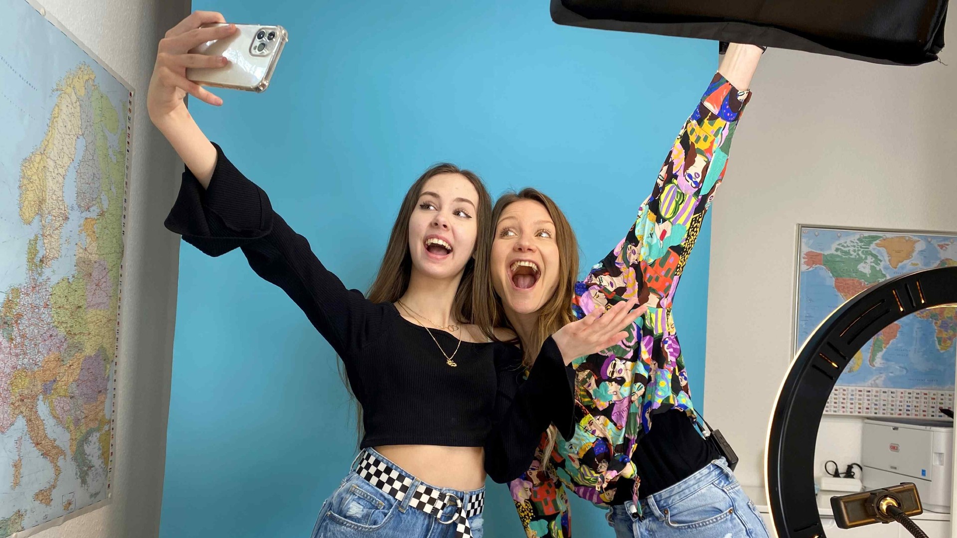 Reporterin Jana posiert zusammen mit Nina für ein Selfie. Im Hintergrund sieht man Ninas Studio.