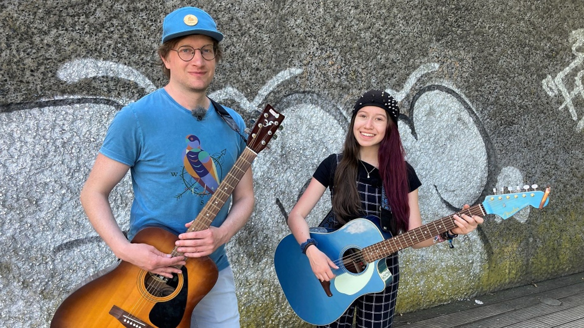 Robert und Sarah Hübers haben ihre Gitarren umgeschnallt, um gemeinsam Straßenmusik zu machen.