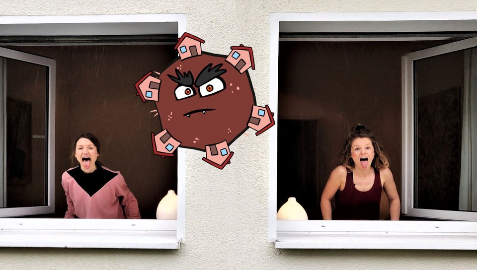 Jana und Yoga-Lehrerin Caroline schauen aus zwei Fenstern heraus und strecken ihre Zungen in die Kamera. Auf der Hauswand zwischen den Fenstern ist die Grafik eines Budenkoller-Virus.