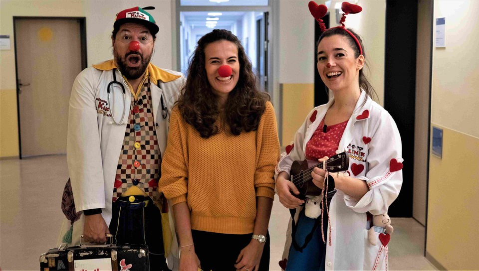 Mona mit den Klinik-Clowns Pimpi und Halli Hallo.