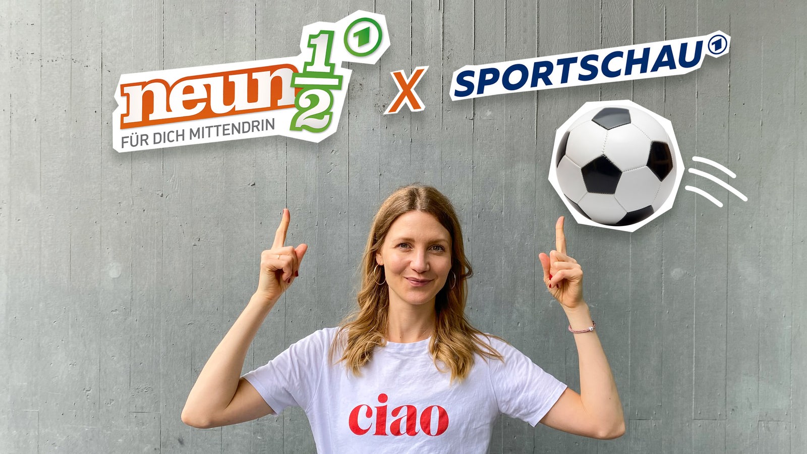Reporterin Jana vor einer grauen Wand, darauf Logo neuneinhalb „x“ Logo Sportschau und ein Fußball-Cutout.