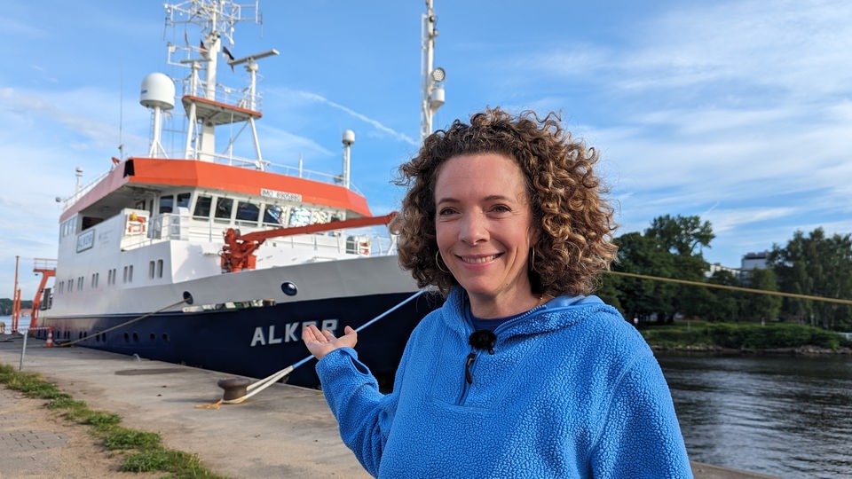 Reporterin Gesa Dankwerth und Meeresbiologin Juliane Tammen stehen neben sogenannten Mesokosmen.