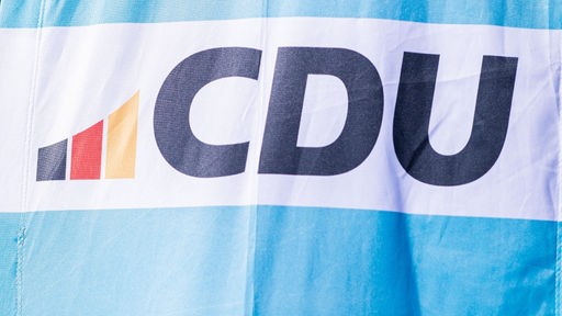 Hellblaue Fahne mit dem Logo der CDU.