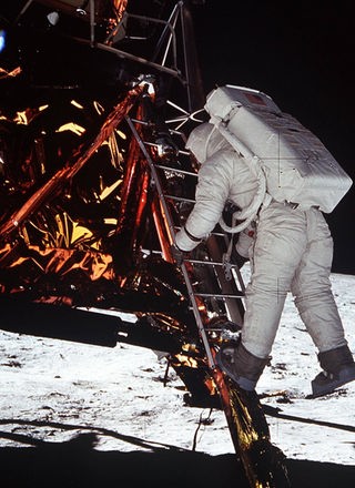 Astronaut klettert aus einer Raumfähre auf den Mond.; Rechte: imago