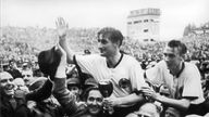 Deutsche Spieler bei der Siegerehrung der Fußball-Weltmeisterschaft 1954 in Bern.