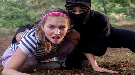 Als sie im Wald trainieren, wird auf Christa und den Ninja geschossen.