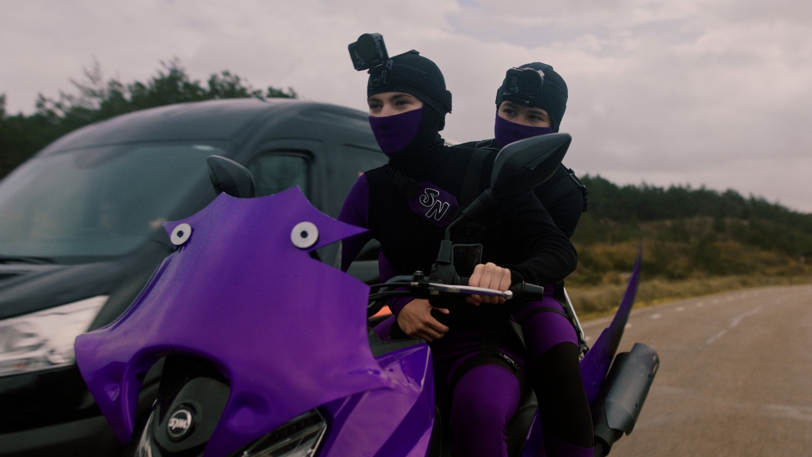 Christa und Hunter sind mit ihrem Ninja-Roller unterwegs.