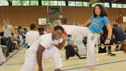 Weltreise Deutschland - Brasilien / So geht das! Akeem und Joana beim Capoeira