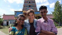 Weltreise Deutschland - Indien / Anna (Mitte) mit Archchuna und Guru vor dem hinduistischen Tempel