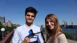 Weltreise Deutschland - Syrien / Mit dieser Kamera wird gedreht (Allaa und Moderatorin Jana Kruck)