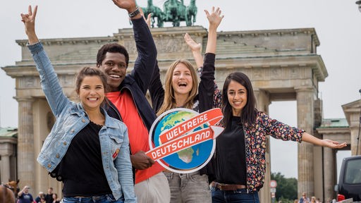 Weltreise Deutschland - Die vier Moderatoren : Annika Preil, Muschda Sherzada, Jana Kruck und Akeem van Flodrop 