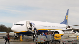 Warum steigen wir im Bus rechts ein, im Flugzeug aber immer links? 