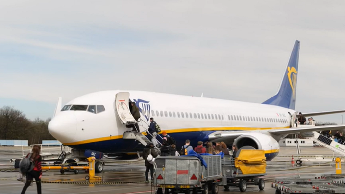 Warum steigen wir im Bus rechts ein, im Flugzeug aber immer links? 