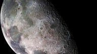 Blick auf die Oberfläche des Mondes, im mittleren Bereich ist das "Mondmeer" Mare Humboldtianum zu sehen.