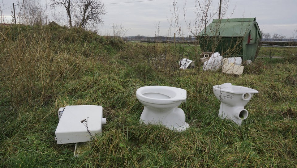 Toilettenbecken im Gras