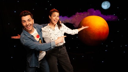  Clarissa Corrêa da Silva und Tarkan Bagci vor einer Darstellung des Mars'