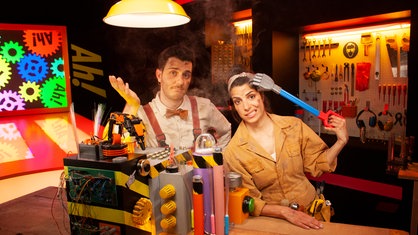 Clarissa und Tarkan beim Tüfteln im Studio